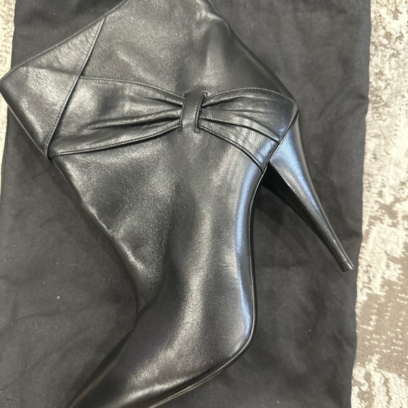 Yves Saint Laurent Black Heeled Boots with Sleek Silhouette - Picture 2 of 4